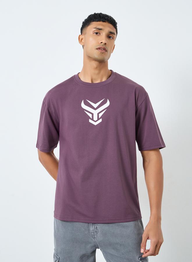 ستايلي تيشيرت واسع بياقة دائرية بطبعة أمامية - Image 1